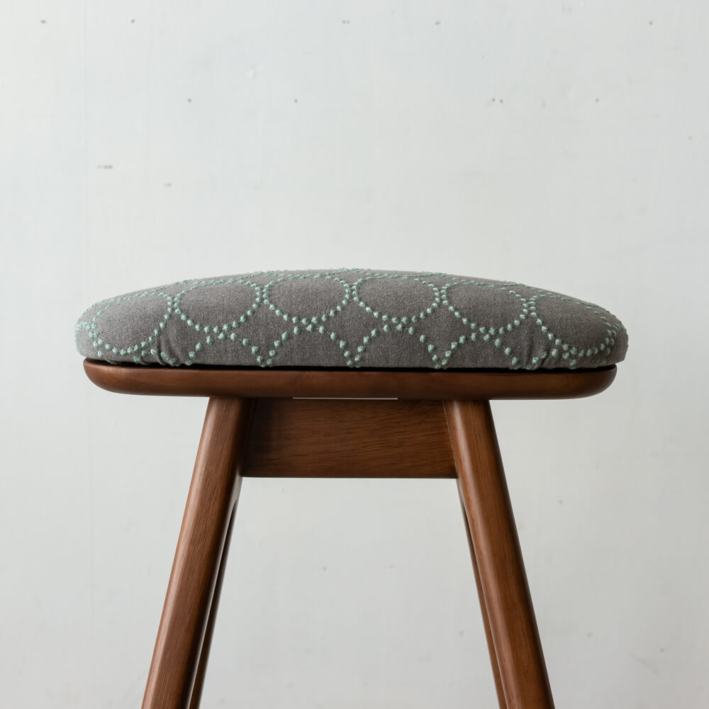 【送料込】キッチンスツール(H530)+張地ミナペルホネン tambourine (if2106/GY.刺繍BL)