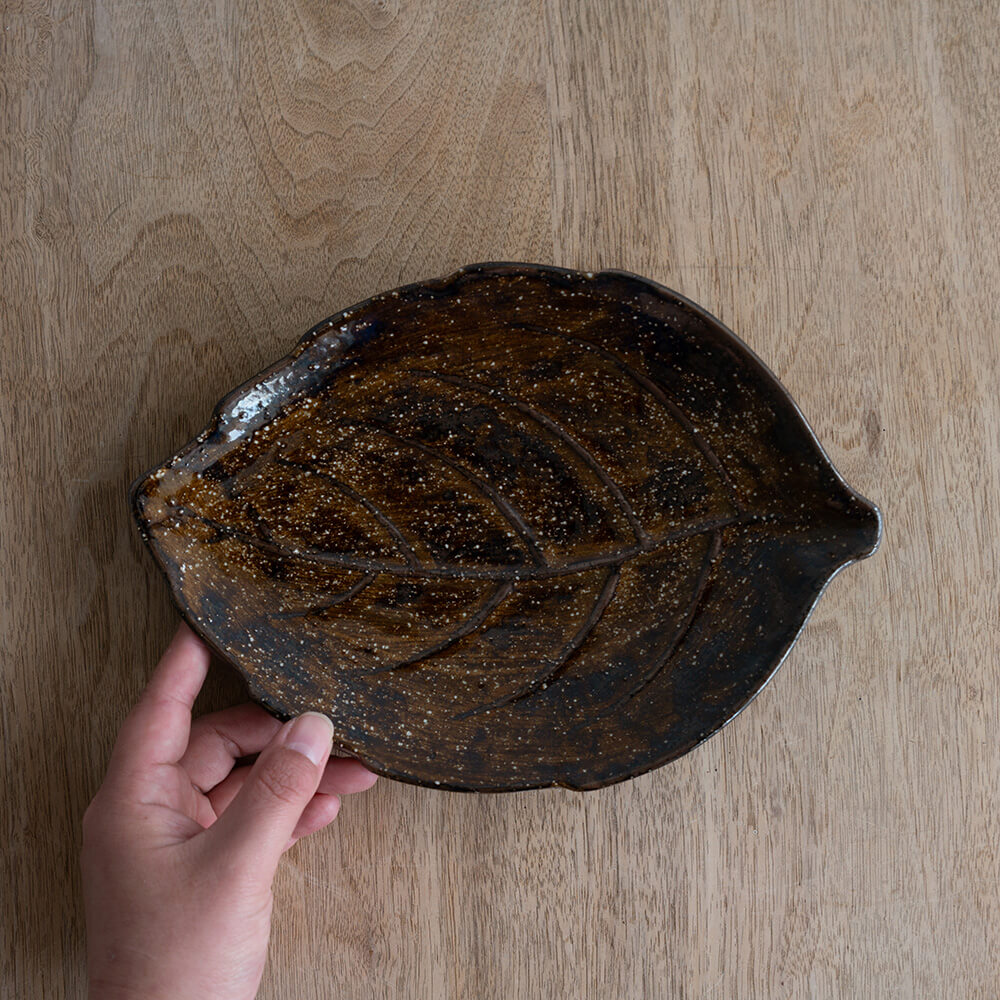 葉型皿 (大) アメ釉