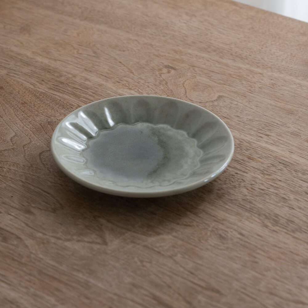 しのぎ型45皿 薄緑釉