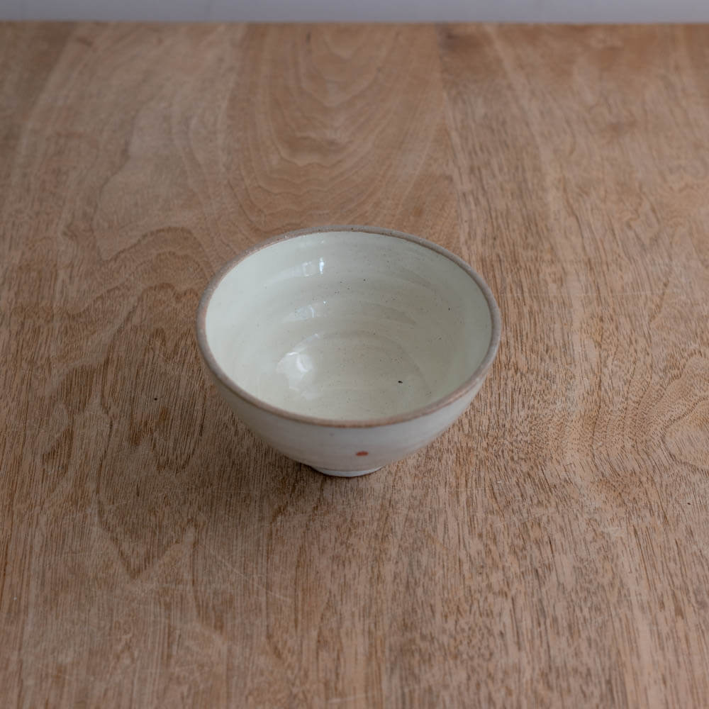 赤ドット 茶碗 白 (こぶり)