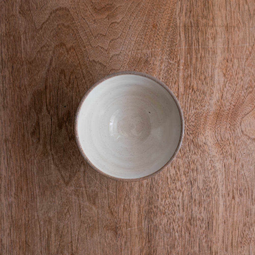 赤ドット 茶碗 白 (こぶり)
