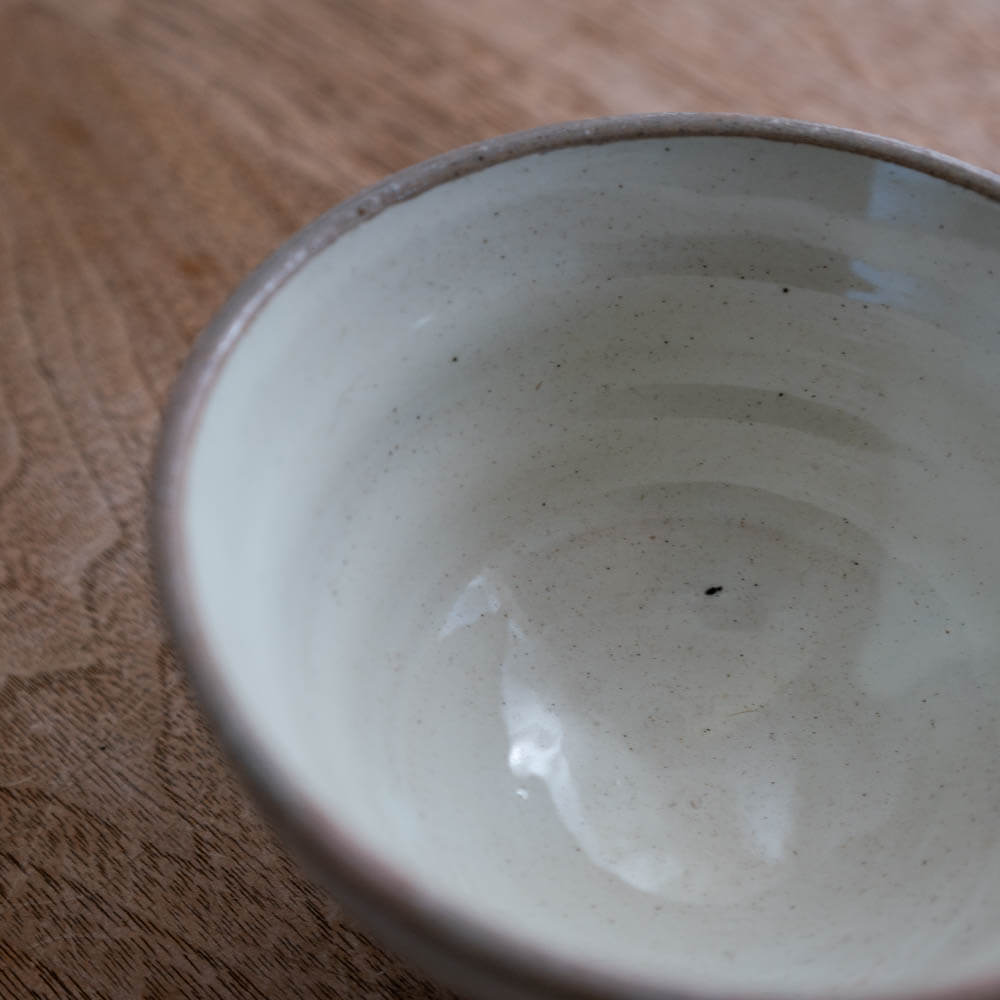 赤ドット 茶碗 白 (こぶり)