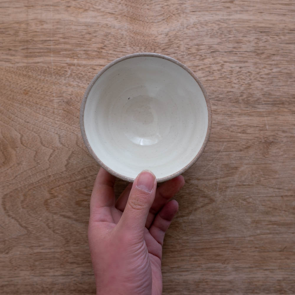 赤ドット 茶碗 白 (こぶり)