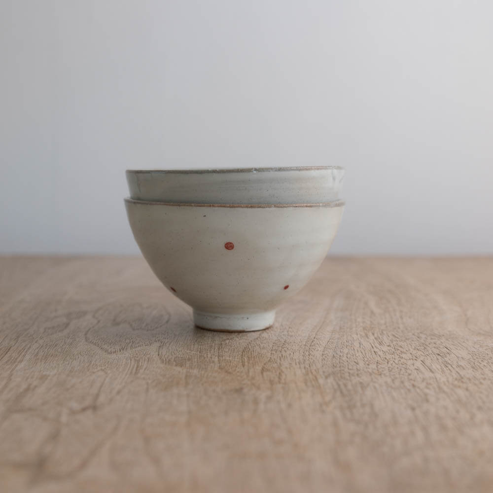 赤ドット 茶碗 白 (こぶり)