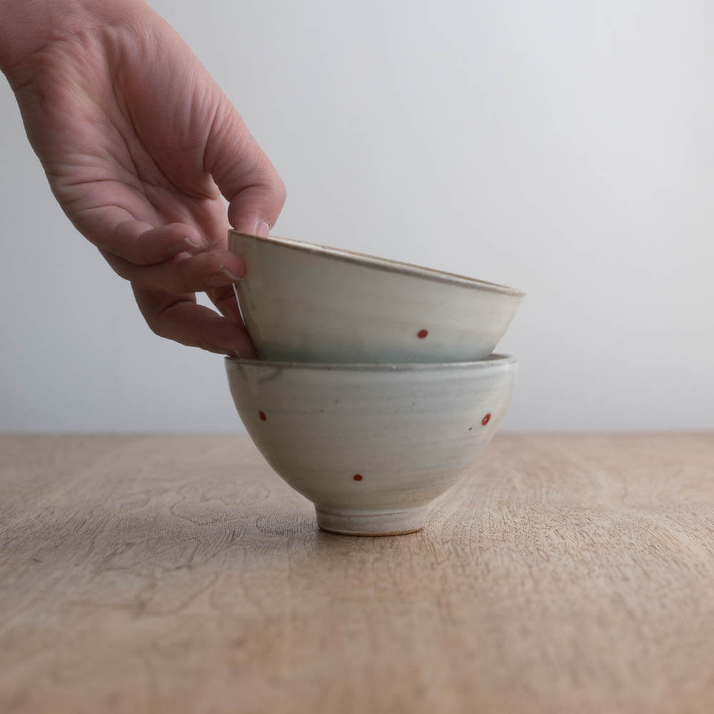 赤ドット 茶碗 白 (こぶり)