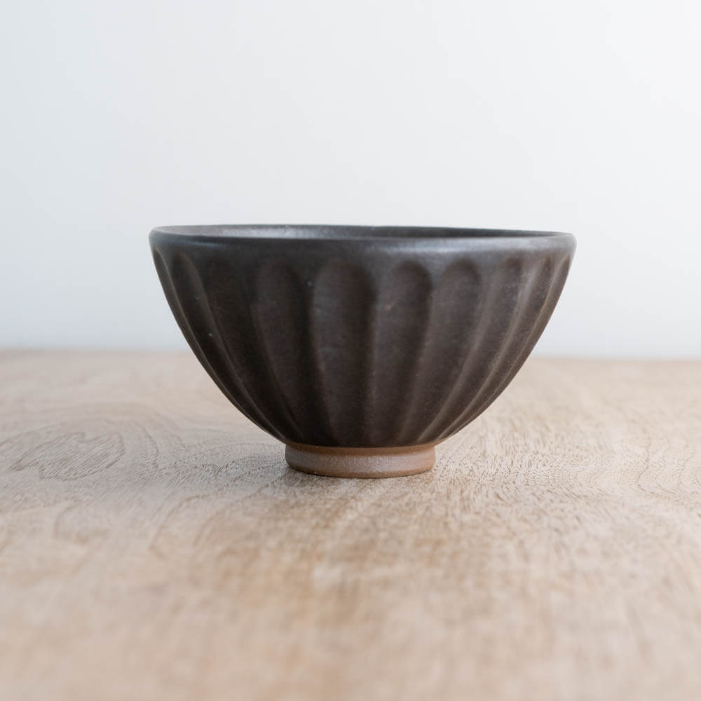 土物しのぎ茶碗 (大きめ) 黒
