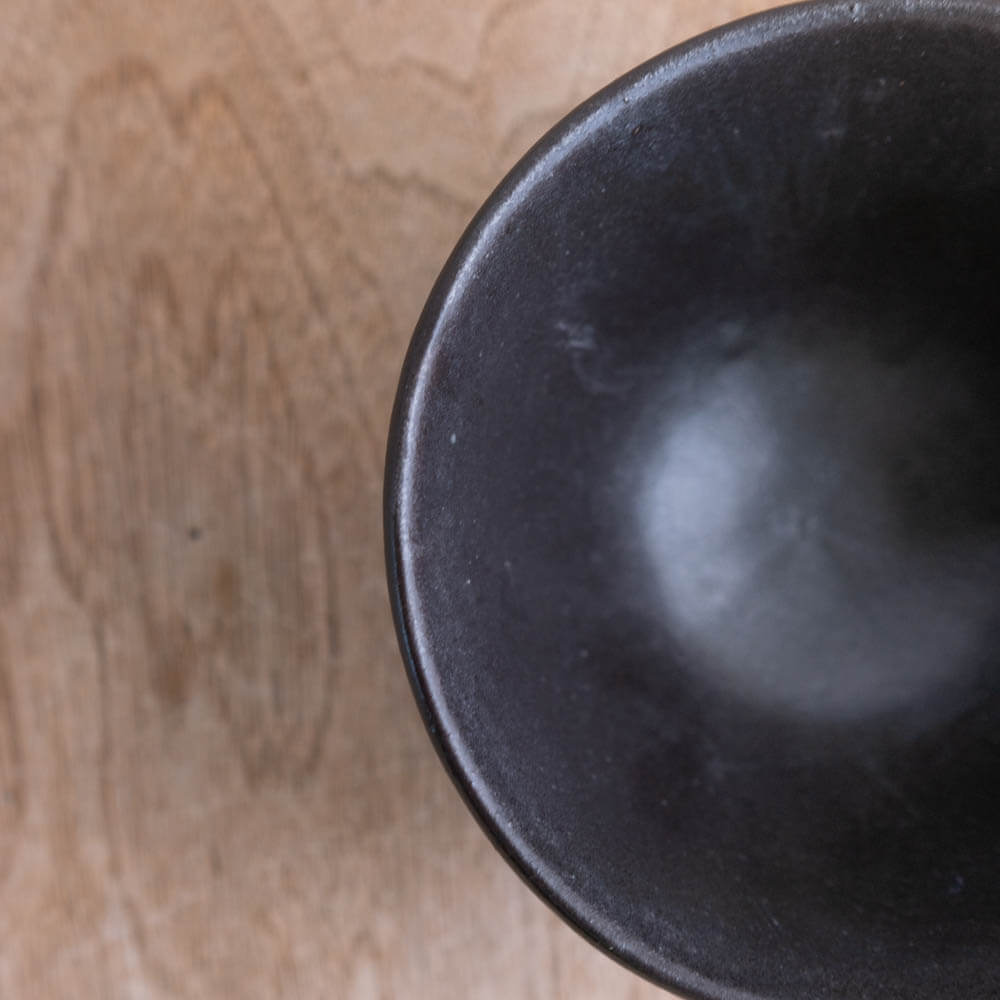 土物しのぎ茶碗 (大きめ) 黒