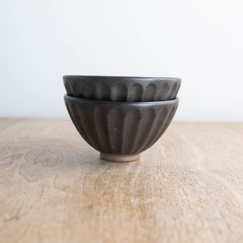 土物しのぎ茶碗 (大きめ) 黒