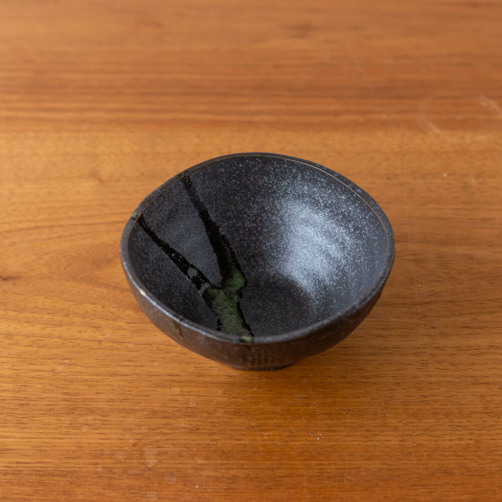 三角たたき小鉢 黒 緑流し