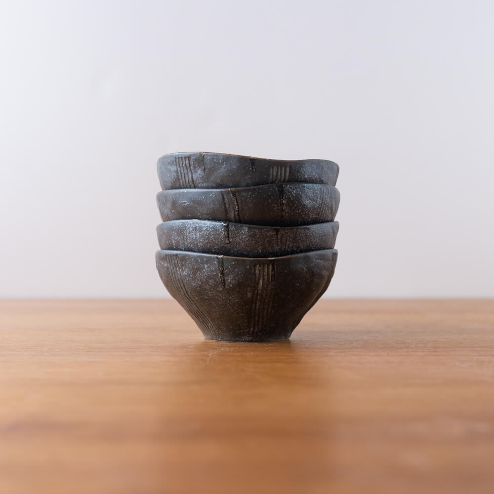 三角たたき小鉢 黒 緑流し
