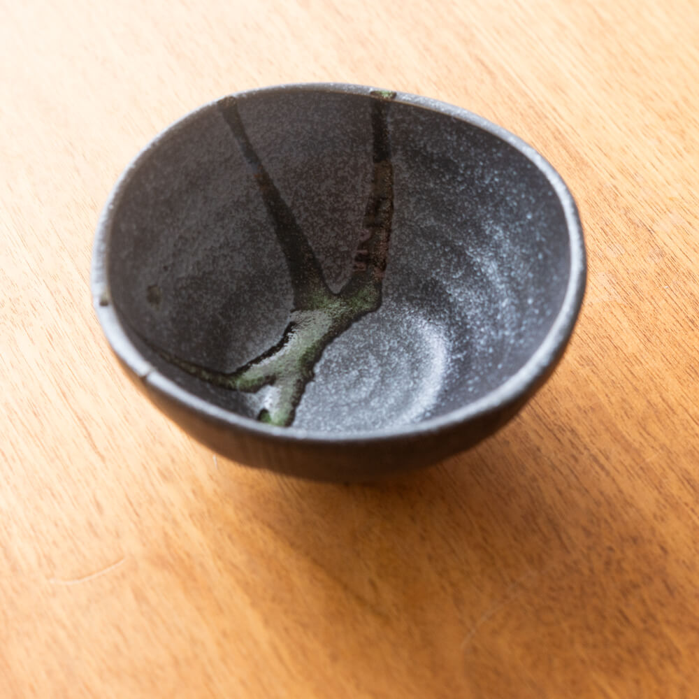三角たたき小鉢 黒 緑流し