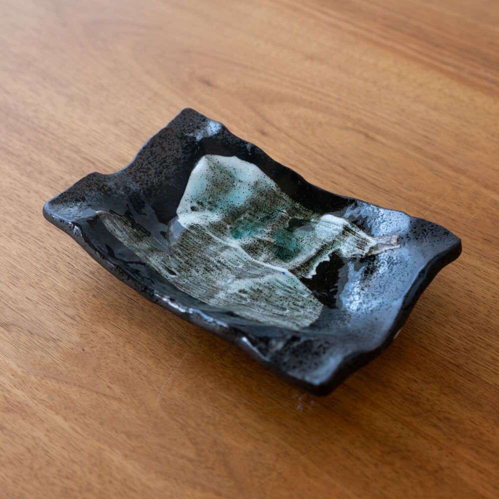 黒釉 波型取り皿 流水流し