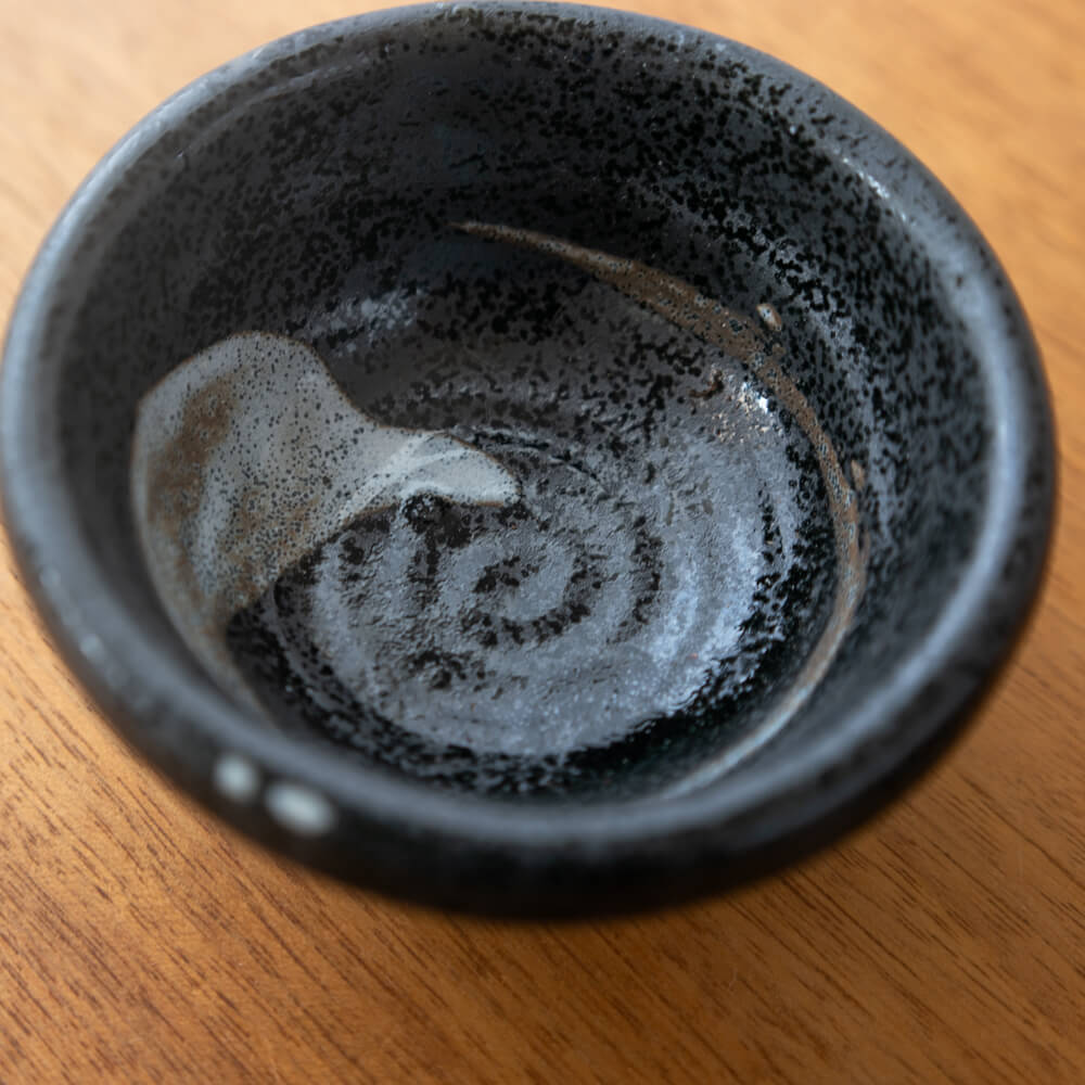 黒釉刷毛 玉割小鉢