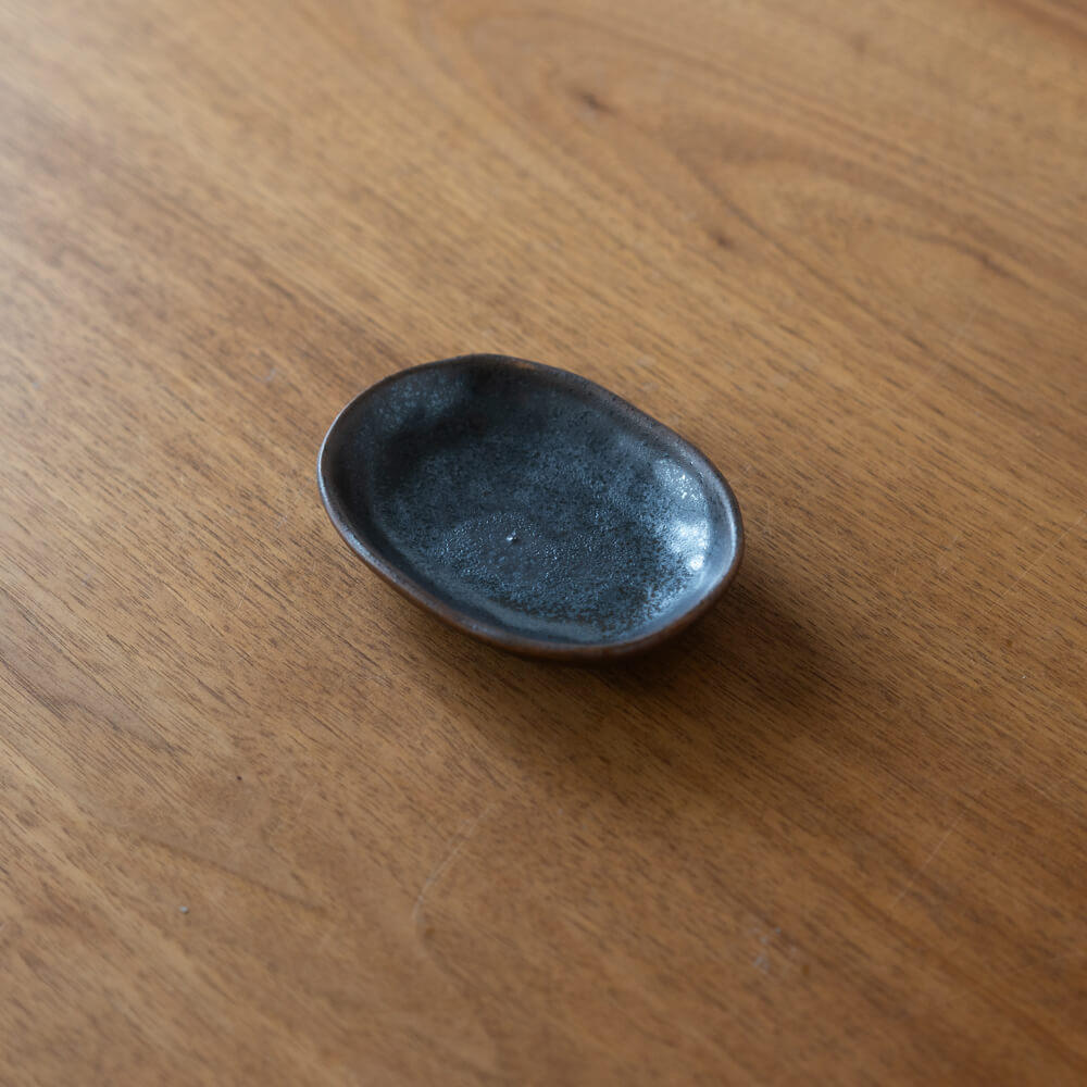 いぶし黒 楕円豆皿