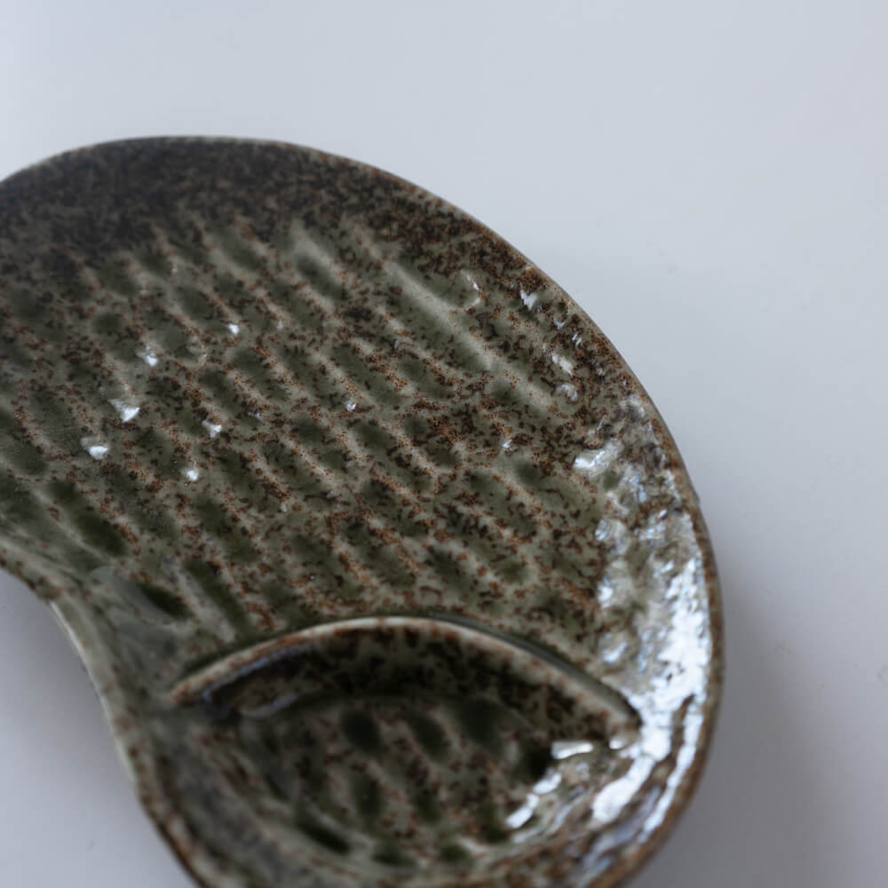 グリンイラボ 仕切り付きネジリ焼き物皿
