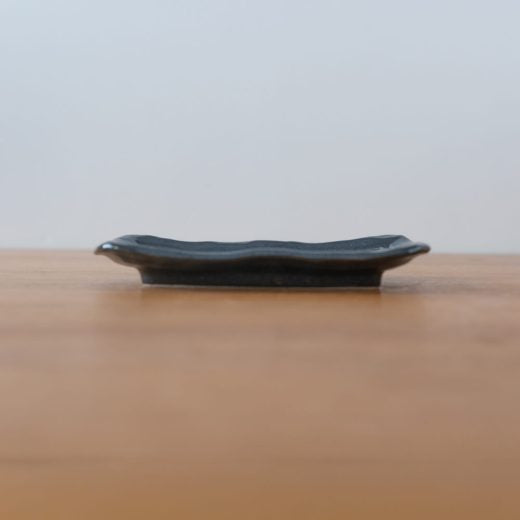 【WEB限定】厚口焼物皿 黒釉青吹 -器市-