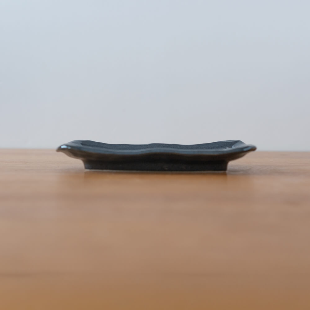 【WEB限定】厚口焼物皿 黒釉青吹 -器市-
