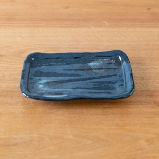【WEB限定】厚口焼物皿 黒釉青吹 -器市-