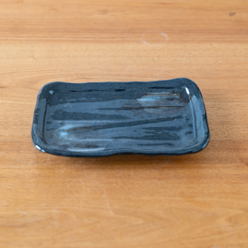 【WEB限定】厚口焼物皿 黒釉青吹 -器市-