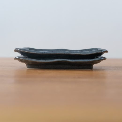 【WEB限定】厚口焼物皿 黒釉青吹 -器市-