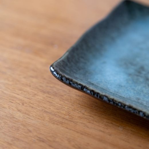 【WEB限定】黒釉青吹ベタハマ ホッケ皿 -器市-