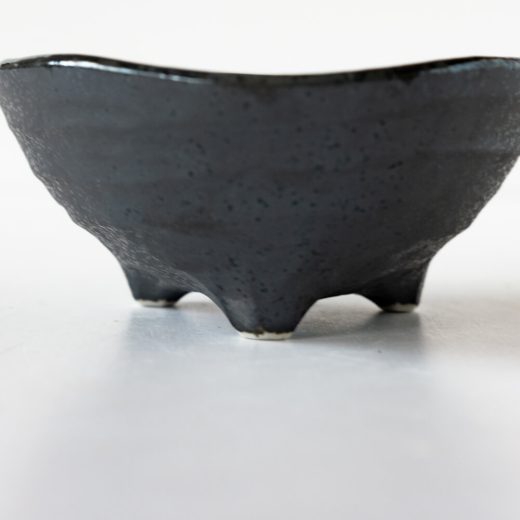 【WEB限定】黒釉刷毛目 三つ足5寸鉢 -器市-