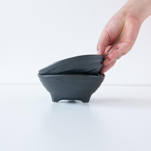 【WEB限定】黒釉刷毛目 三つ足5寸鉢 -器市-