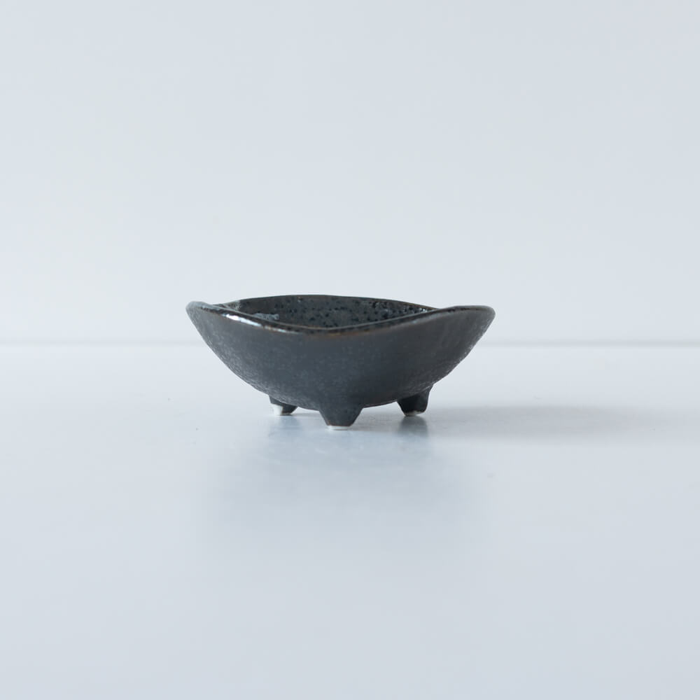【WEB限定】黒釉刷毛目 三つ足4寸鉢 -器市-