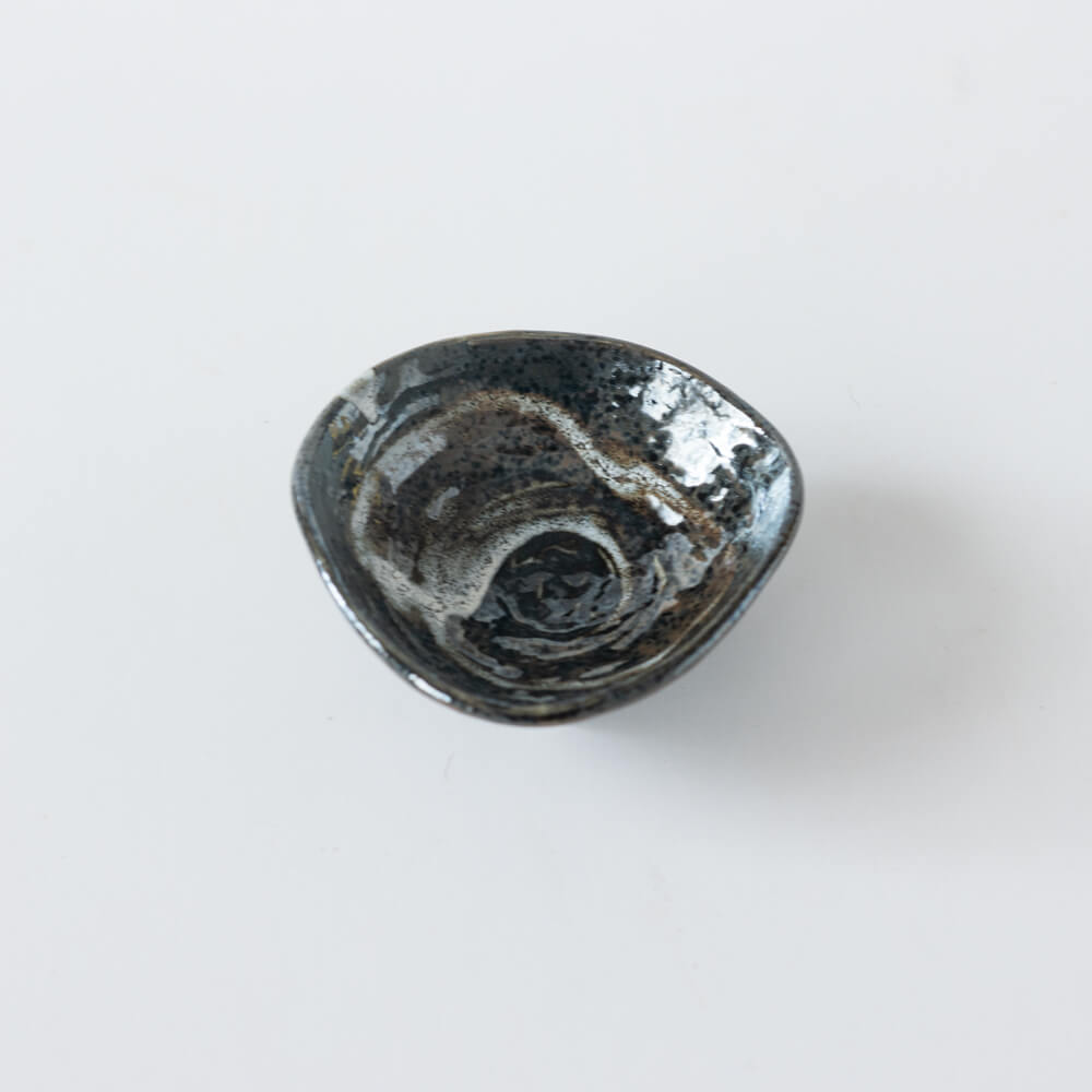 【WEB限定】黒釉刷毛目 三つ足4寸鉢 -器市-