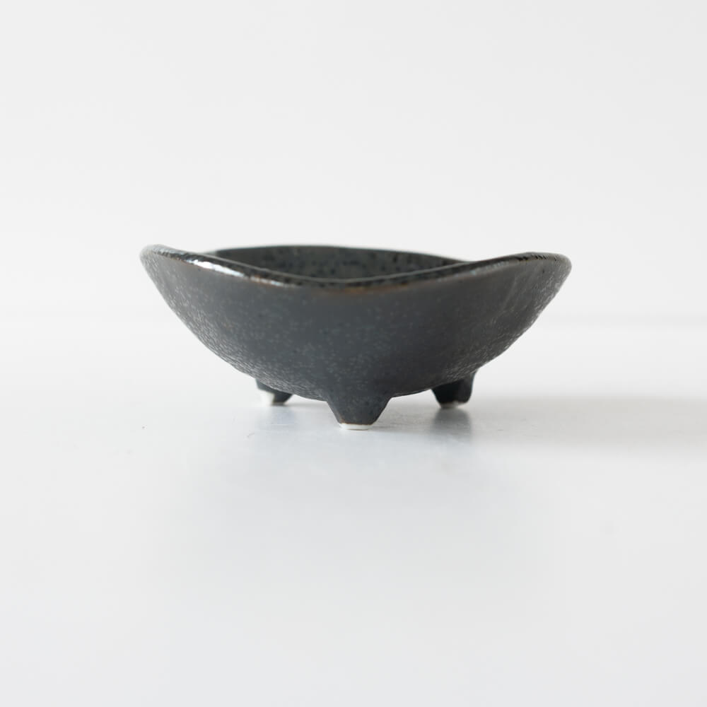 【WEB限定】黒釉刷毛目 三つ足4寸鉢 -器市-