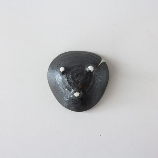 【WEB限定】黒釉刷毛目 三つ足4寸鉢 -器市-