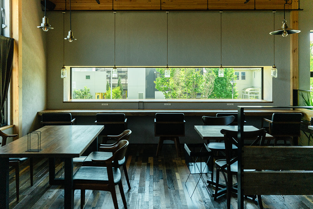 浜北区染地台のカフェ「KOO’S」様｜ブルックリン調の開放的な空間とこだわりの家具 -家具納品事例-