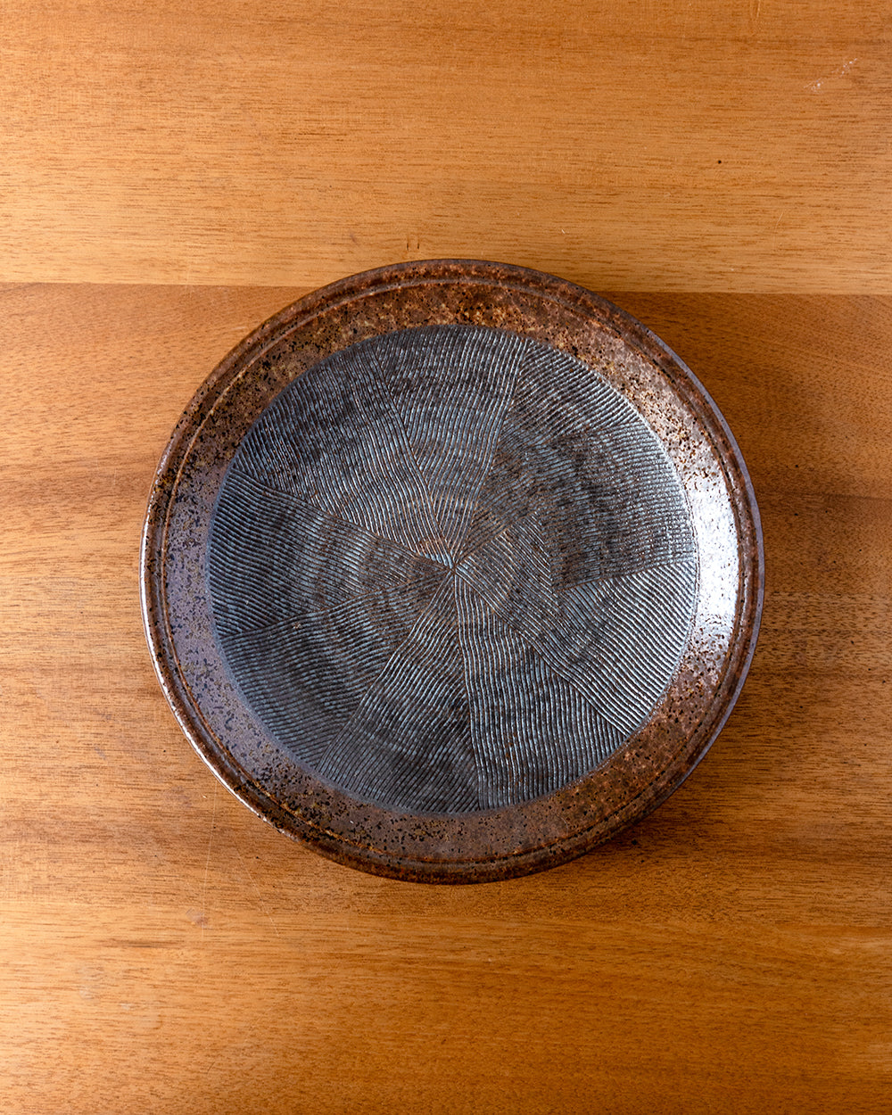 灰釉スリ目模様 円8.5皿 (濃茶)