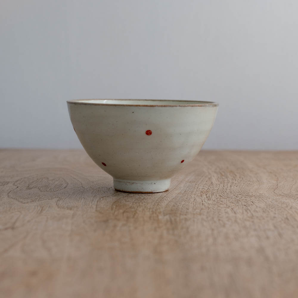 赤ドット 茶碗 白 (こぶり)