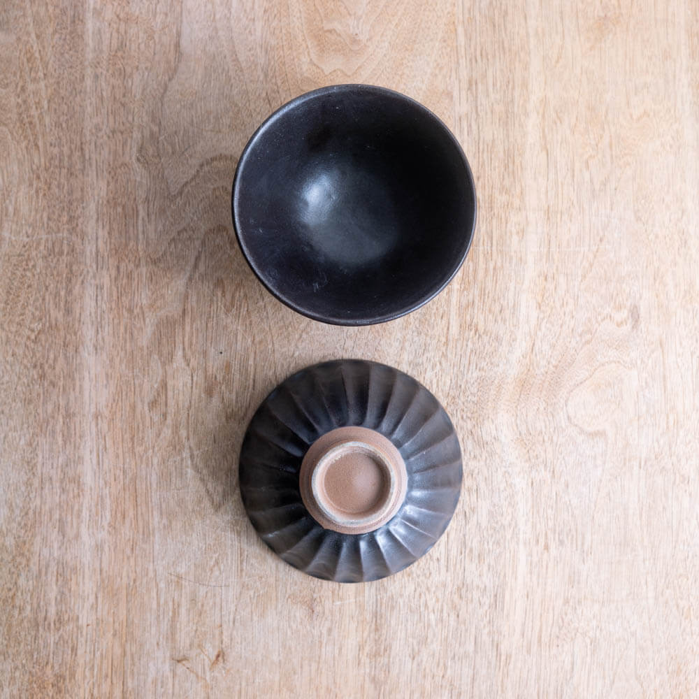 土物しのぎ茶碗 (大きめ) 黒