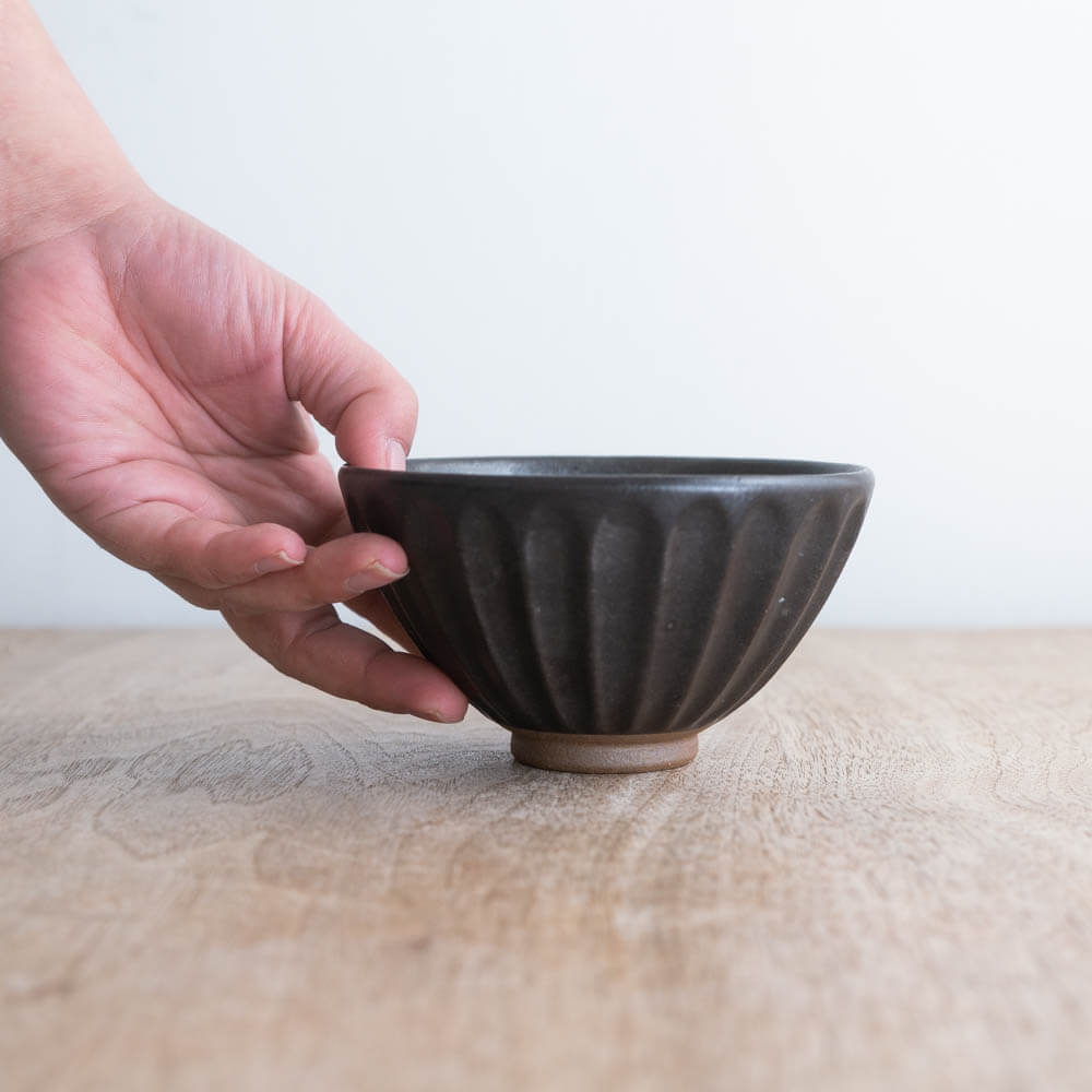 土物しのぎ茶碗 (大きめ) 黒