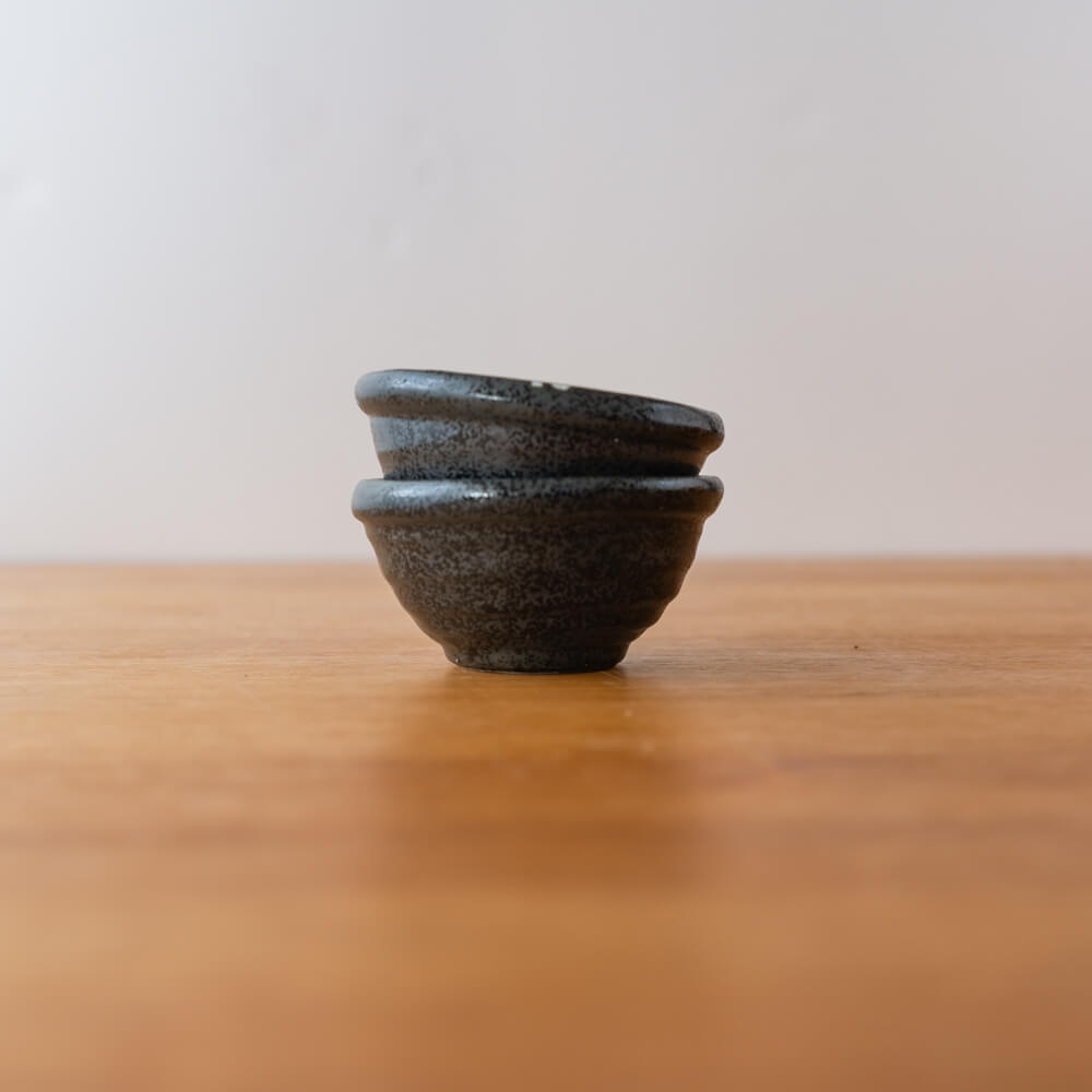 黒釉刷毛 玉割小鉢