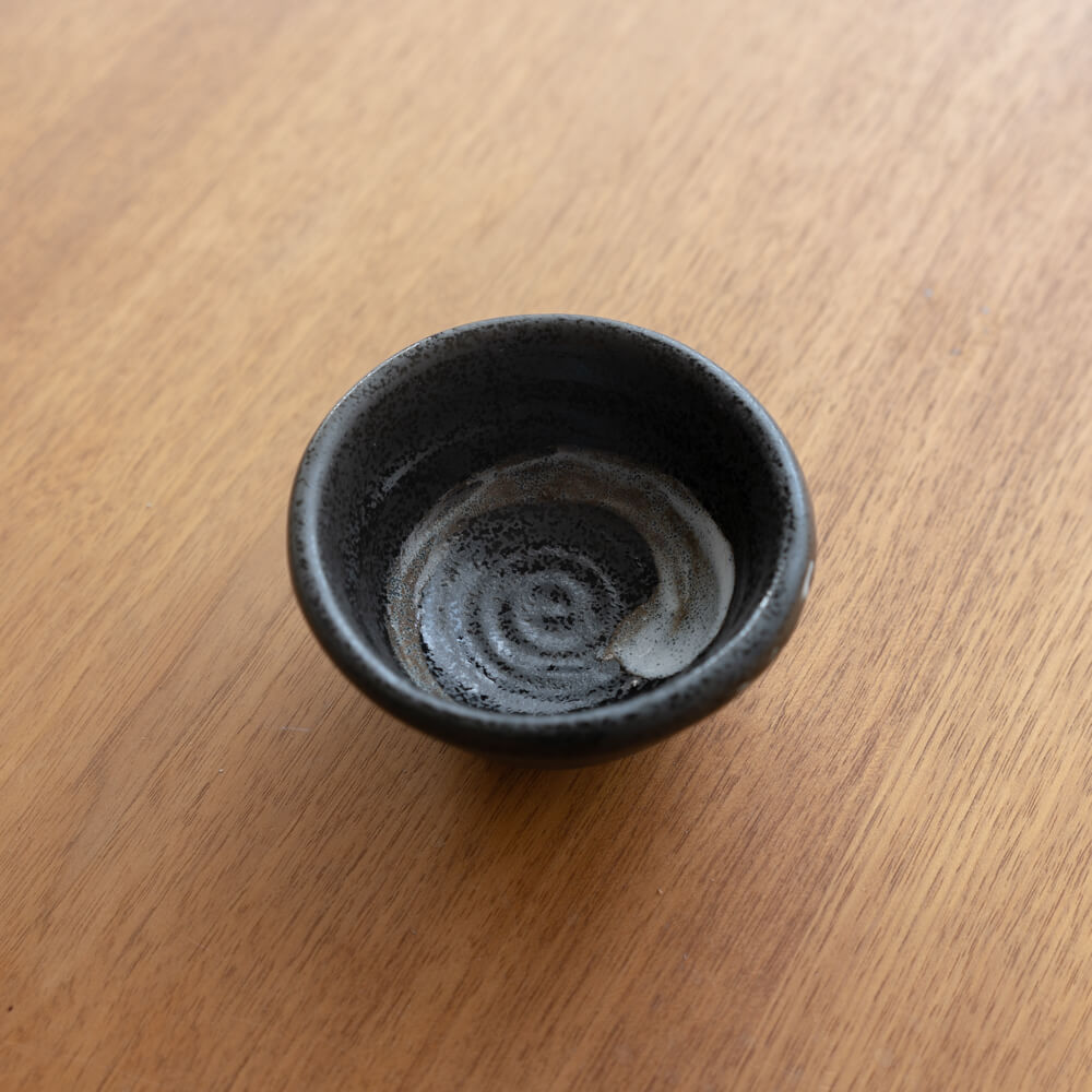 黒釉刷毛 玉割小鉢