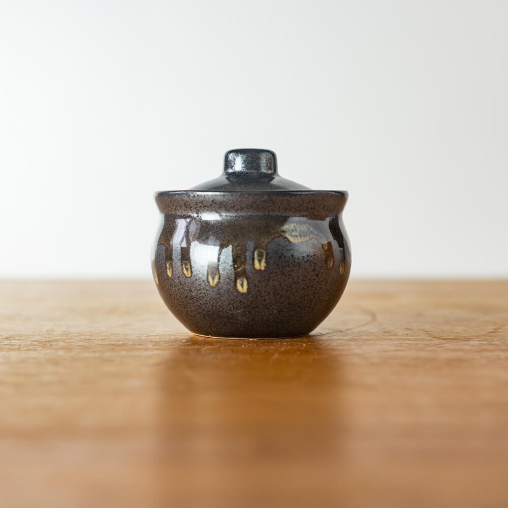 【WEB限定】黒釉白流し8cm蓋付き壺 -器市-