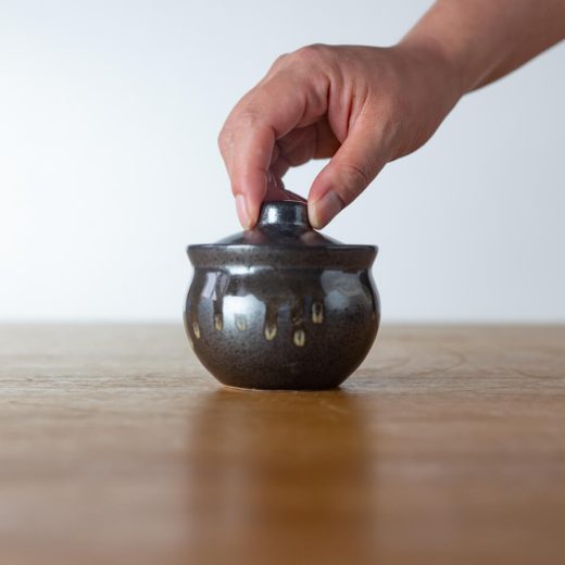 【WEB限定】黒釉白流し8cm蓋付き壺 -器市-