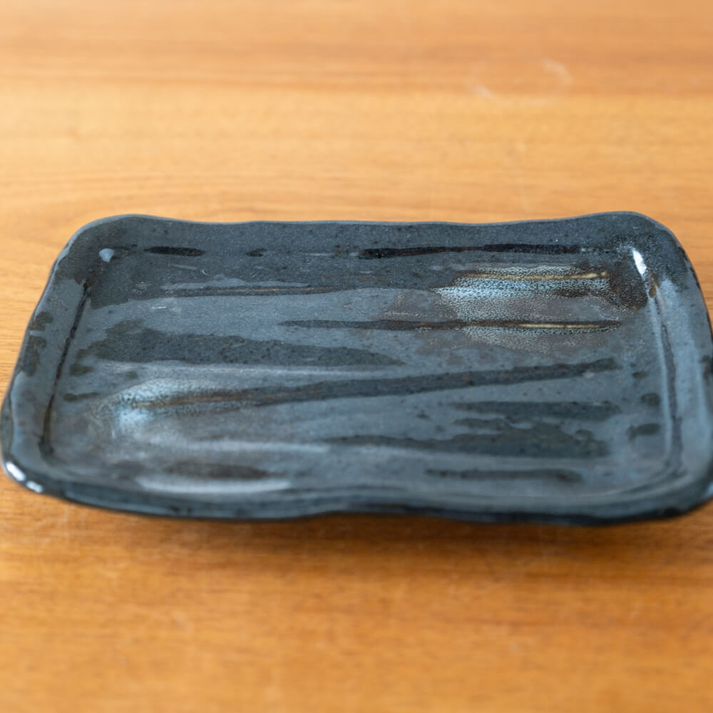 【WEB限定】厚口焼物皿 黒釉青吹 -器市-