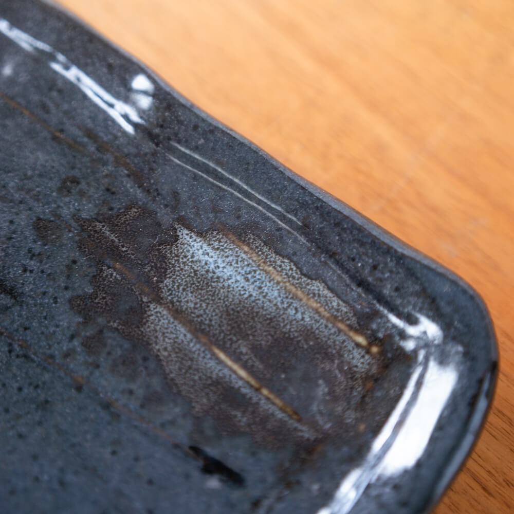 【WEB限定】厚口焼物皿 黒釉青吹 -器市-