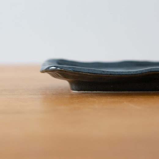 【WEB限定】厚口焼物皿 黒釉青吹 -器市-