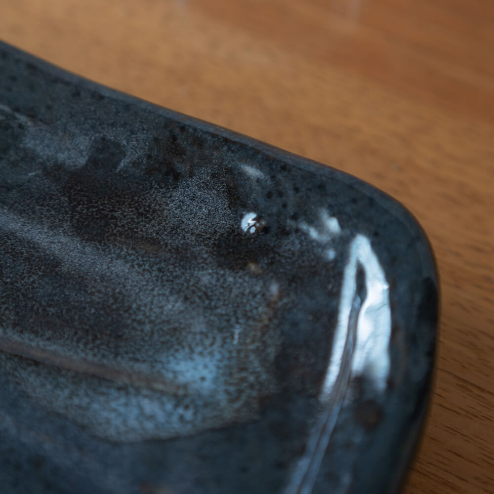 【WEB限定】厚口焼物皿 黒釉青吹 -器市-