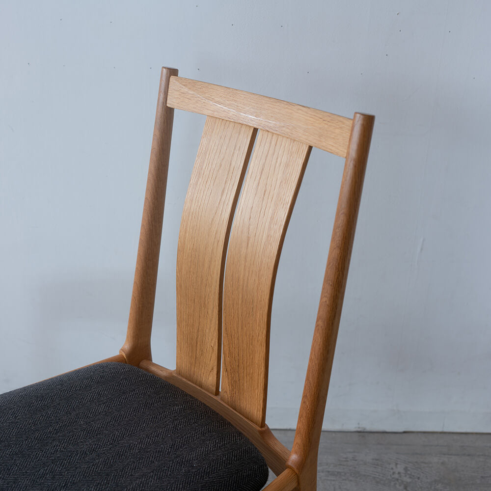 【廃盤SALE・現品限り】Oak Village ブックマッチチェア TR-2004｜国産ナラ・タモ材 オイル仕上げ／チャコールグレー