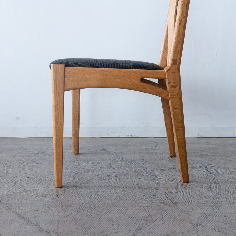 【廃盤SALE・現品限り】Oak Village ブックマッチチェア TR-2004｜国産ナラ・タモ材 オイル仕上げ／チャコールグレー
