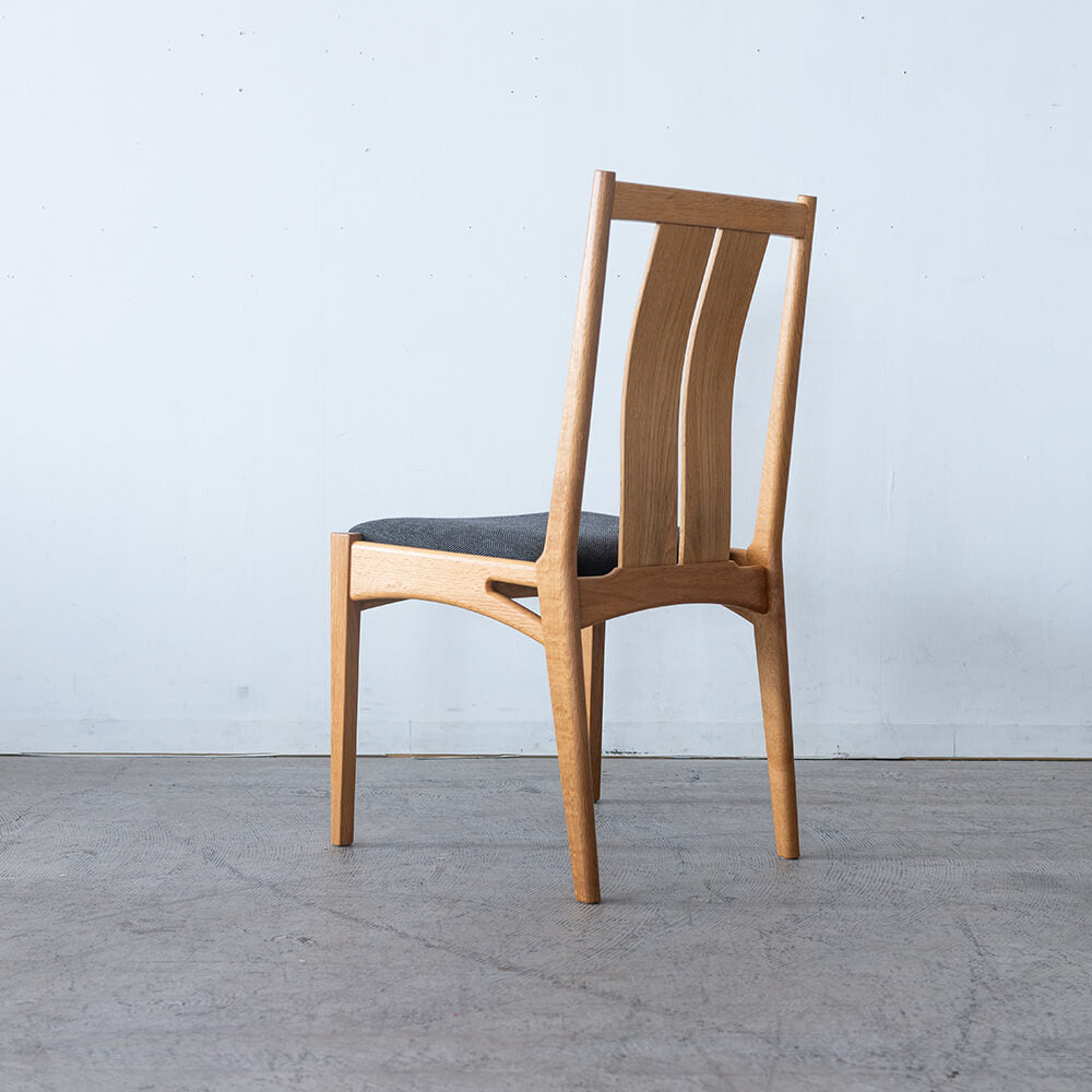 【廃盤SALE・現品限り】Oak Village ブックマッチチェア TR-2004｜国産ナラ・タモ材 オイル仕上げ／チャコールグレー
