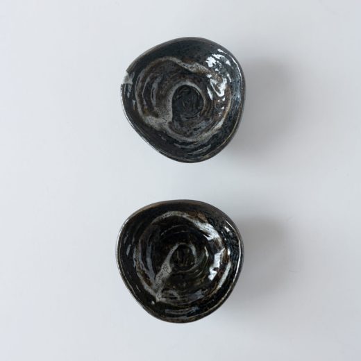 【WEB限定】黒釉刷毛目 三つ足4寸鉢 -器市-
