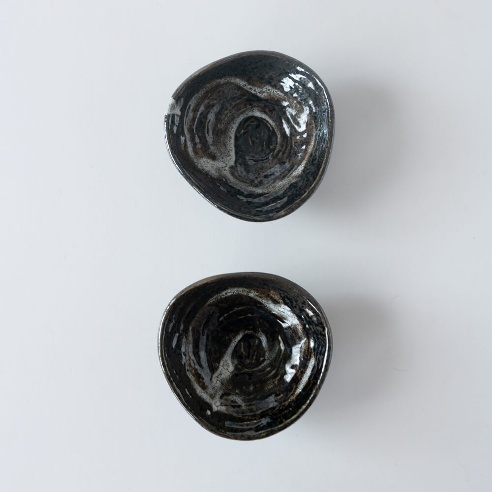 【WEB限定】黒釉刷毛目 三つ足4寸鉢 -器市-