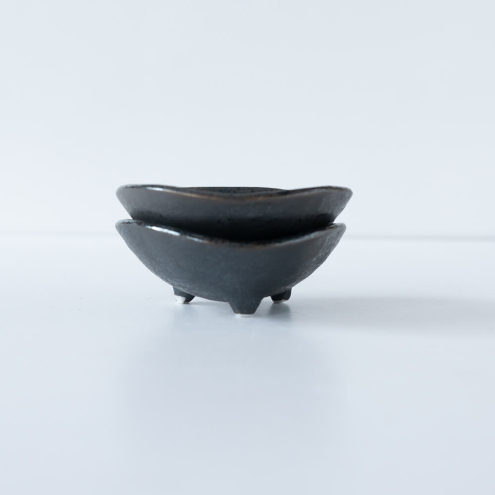 【WEB限定】黒釉刷毛目 三つ足4寸鉢 -器市-